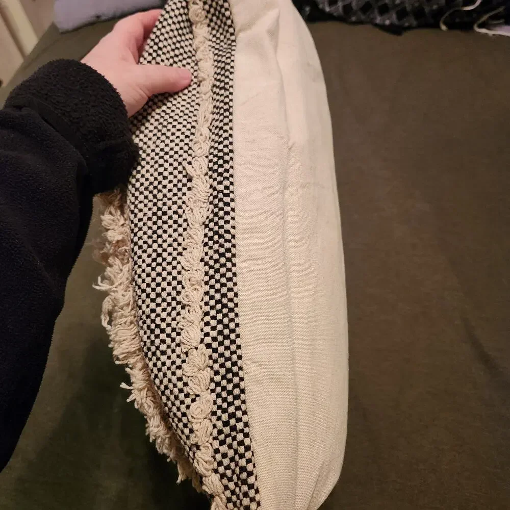 KIRKLANDS Throw Pillow 20 x 20 x 5 Boho Black Natural Chunky Knit Knotted Fringe
